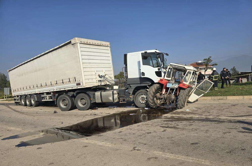 Askeri TIR traktörle çarpıştı! Karı koca hayatını kaybetti 4